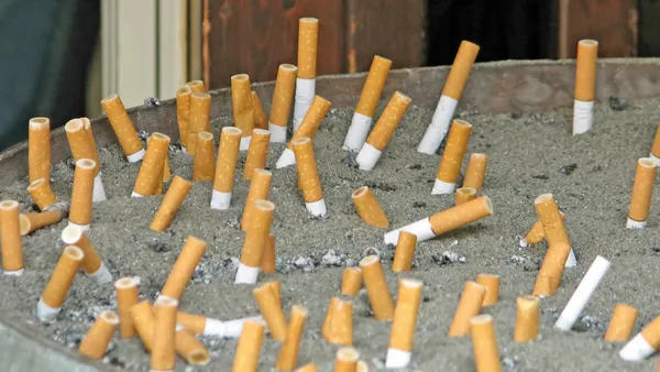 Askkoppen full av cigaretter som röks av rökare — Stockfoto