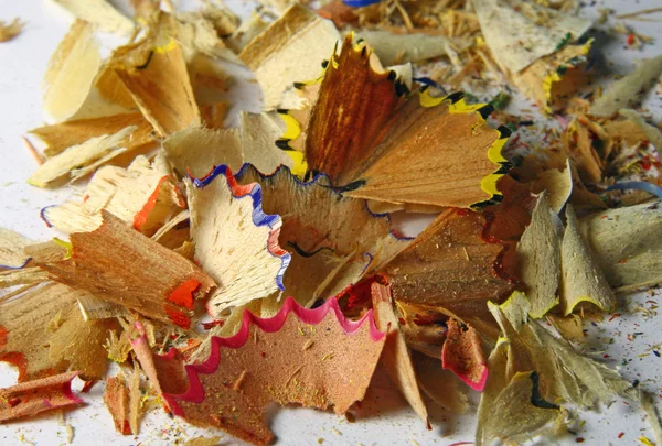 Цветные карандаши из древесной щепы после точилки — стоковое фото