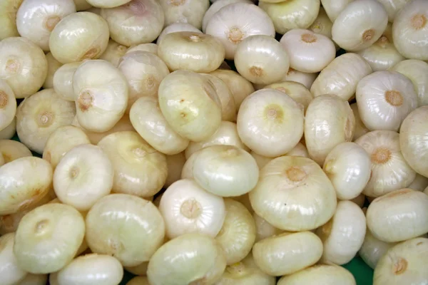 Petits oignons blancs frits et rôtis en vente sur le marché — Photo