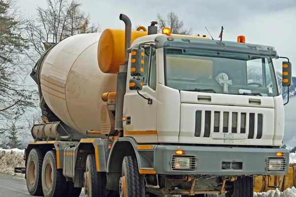 Mixer voor het vervoer van cement en beton op een bouwplaats — Stockfoto