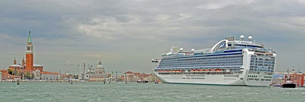 Un énorme bateau de croisière arrive au port de Venise avec des touristes — Photo