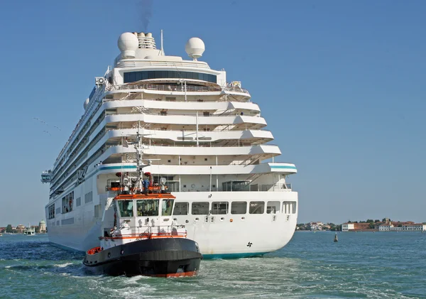 Cruiseschip voor het vervoer van passagiers zeil van de haven geduwd — Stockfoto