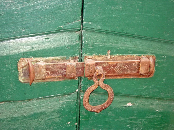 Porta verde é fechada por uma corrente — Fotografia de Stock