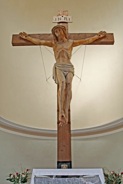 Interior de uma igreja italiana com uma grande cruz de madeira — Fotografia de Stock