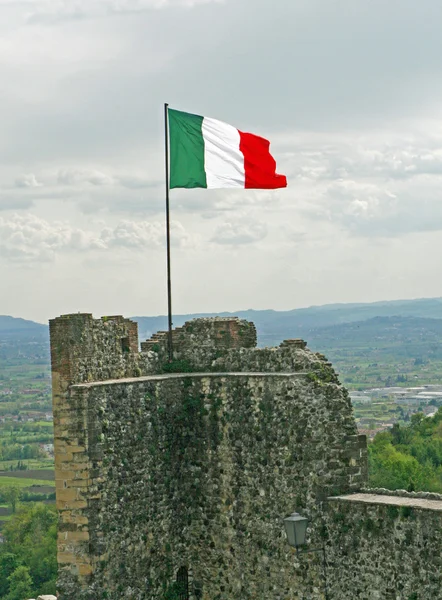 Italská vlajka nad staré hradní věž — Stock fotografie