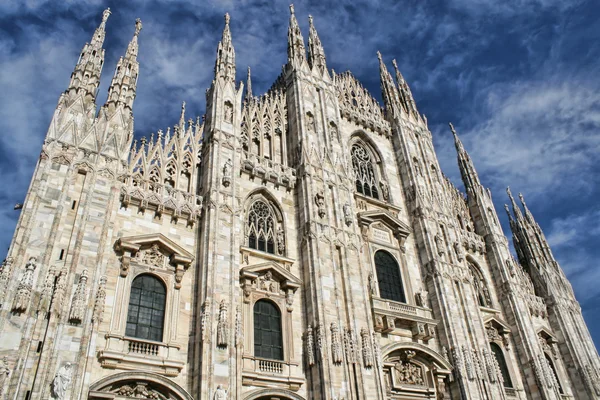 Weiße Mailänder Kathedrale im gotischen italienischen Stil — Stockfoto