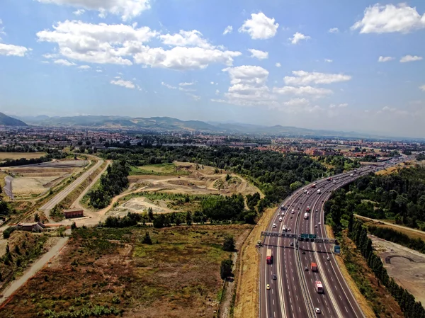 Flygfoto över staden och motorvägen — Stockfoto