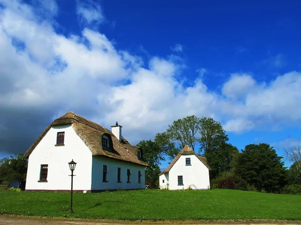 Dvě typický dům z Irska s čistého nebe byl velkolepý — Stock fotografie
