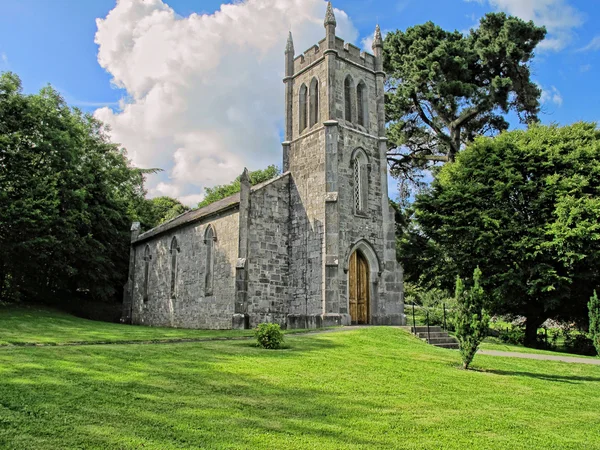 Iglesia con campanario en la colina en Irlanda —  Fotos de Stock