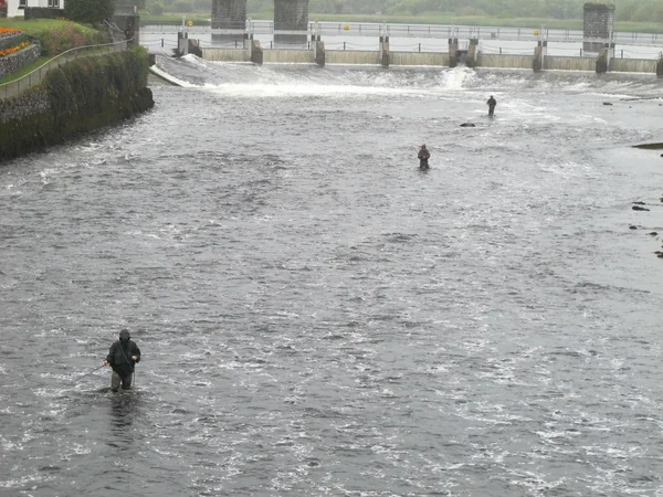 Рибалок в середині річки в маленькому селі в Ірландії — стокове фото