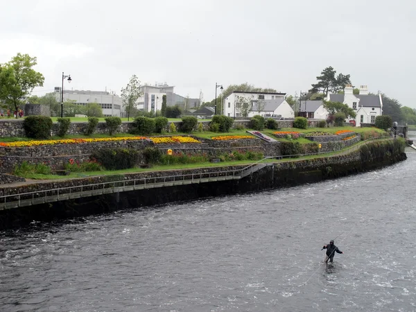 Vissers in het midden van de rivier in een klein dorp in Ierland — Stockfoto