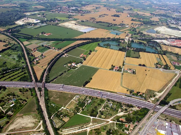 Veduta aerea della città e della superstrada — Foto Stock