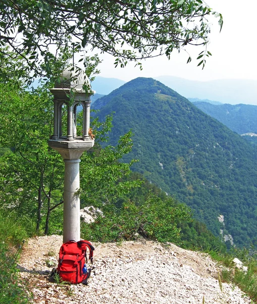 Rugzak op de top van de berg in de buurt van een religieuze hoofdstad — Stockfoto