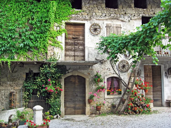 Casa velha em um pátio de uma aldeia de montanha — Fotografia de Stock