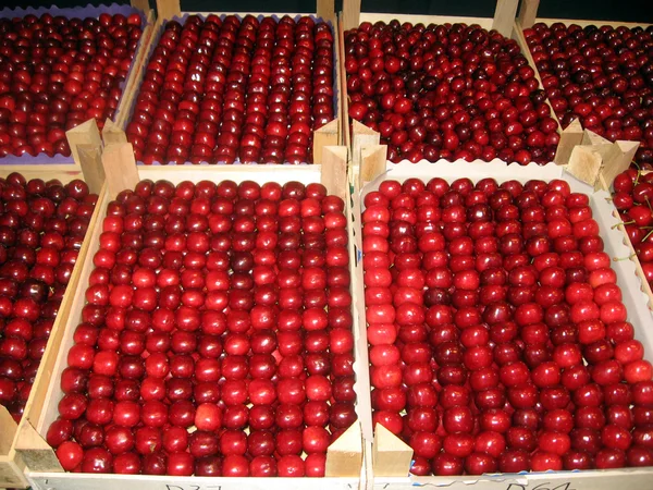 Rote Kirschen nebeneinander bereit für den Verkauf im Lebensmittelmarkt 1 — Stockfoto