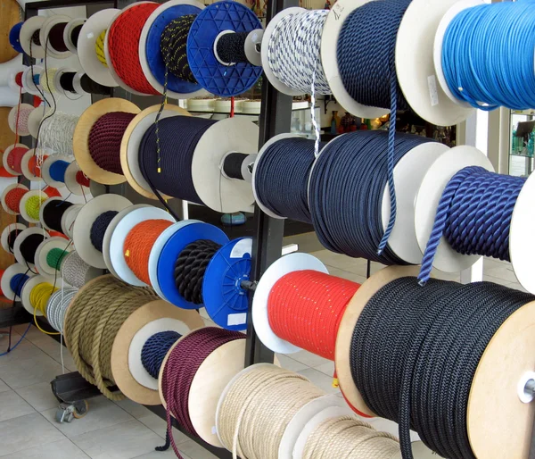 Bobinas coloridas de corda para uso naval e marítimo — Fotografia de Stock