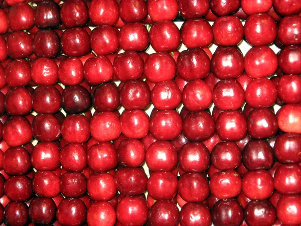 Красные вишни рядом друг с другом готовы к продаже на продуктовом рынке 2 — стоковое фото