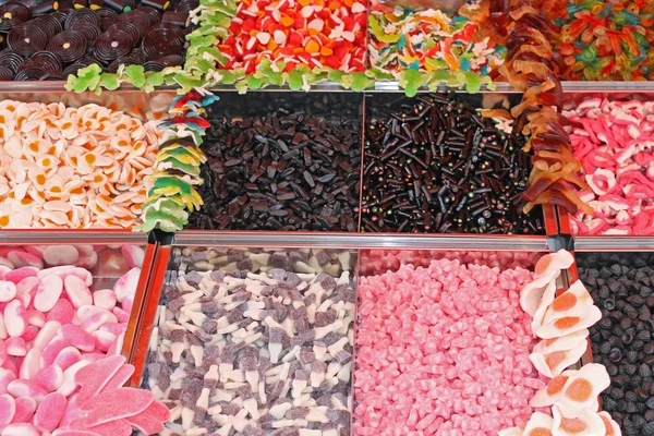 Caramelle gommose colorate buon cibo per tutti i bambini in vendita al mercato — Foto Stock
