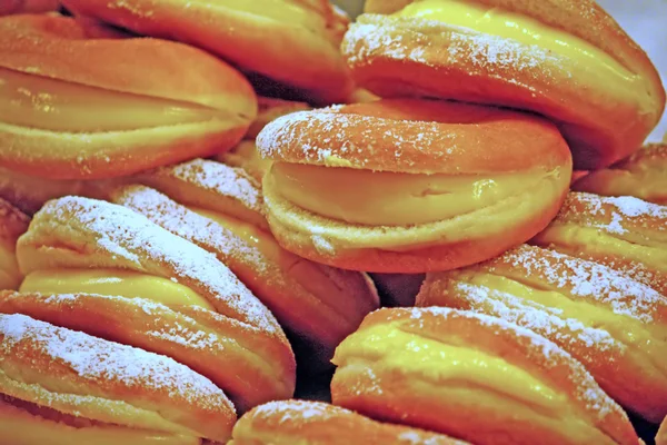 Croissanter med vaniljkräm till salu på marknaden — Stockfoto