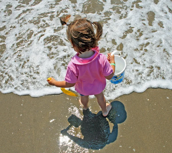 Dziewczyna z wiadrem w pobliżu plaży latem — Zdjęcie stockowe
