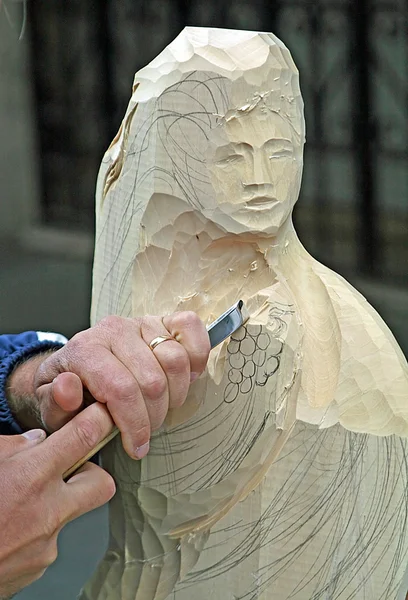 Scultore che intaglia una statua in legno — Foto Stock