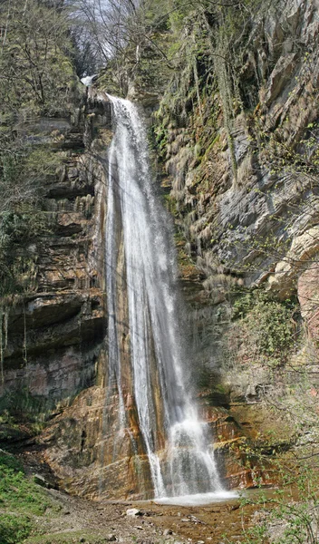 Alta cascada con mucha agua dulce en los Alpes italianos — Foto de Stock