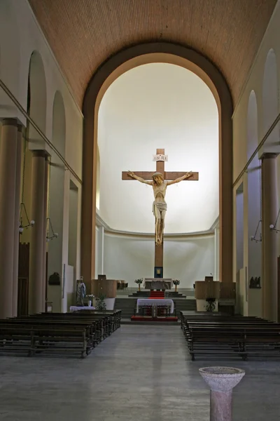 Enorme crucifijo de madera en la iglesia en Italia — Foto de Stock