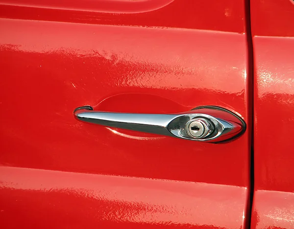 Particularmente de uma maçaneta de um carro vermelho — Fotografia de Stock