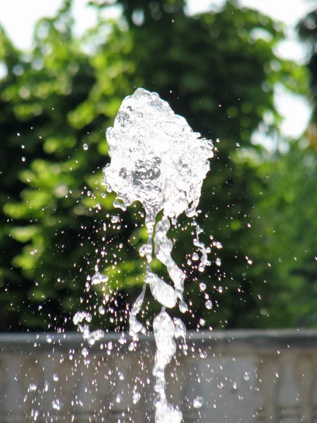 空気滴で停止した水スプレー — ストック写真