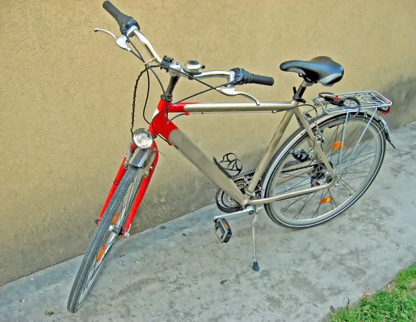 Homme vélo rouge et gris — Photo
