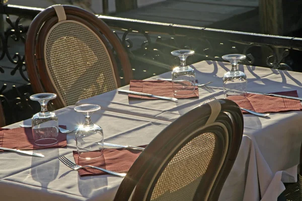 Gotowy do stołu w eleganckiej restauracji głodnych klientów czeka w ve — Zdjęcie stockowe