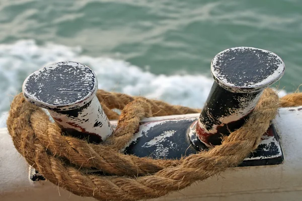 Сильная коричневая верёвка корабля на причале — стоковое фото