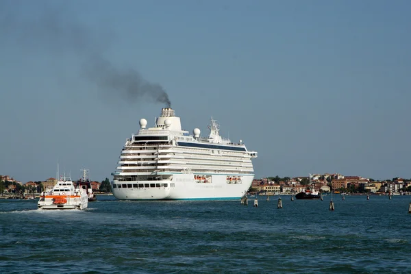 Giant ocean liner is transported out of the port of Venice from a powerful — Stock Photo, Image