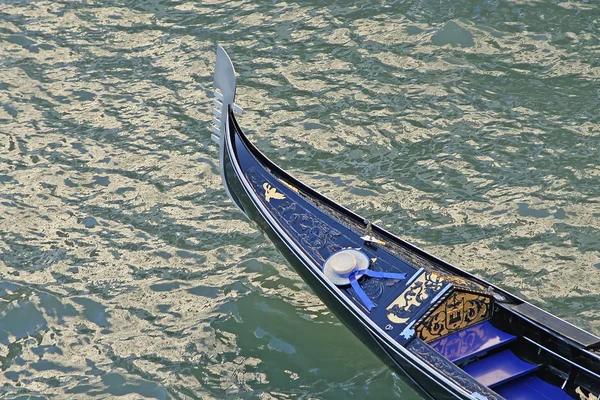 Característica góndola en Venecia con sombrero navegando por el Gran Canal —  Fotos de Stock