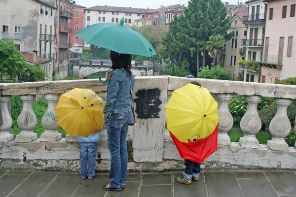 Сім'я під парасолькою в дощовий день — стокове фото
