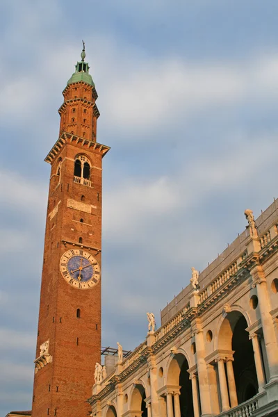 La torre del reloj de la Basílica de Palladio en Vicenza — Foto de Stock