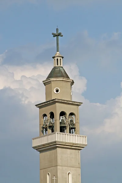 高钟塔的一个天主教基督教教会与十字架 — 图库照片