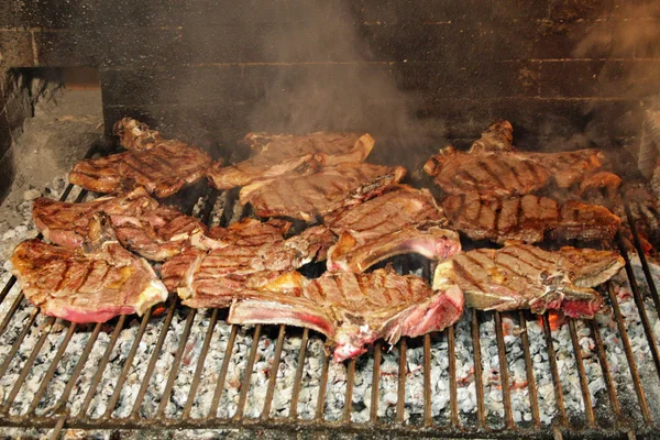 Ugotowana wieprzowina z grilla na ogień — Zdjęcie stockowe