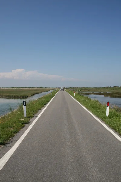 Venedik Lagünü uzun asfalt yol Adaları — Stok fotoğraf