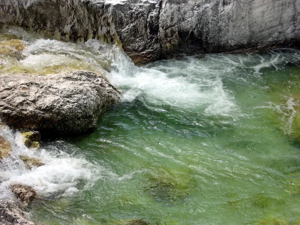 Kristal helder water van een haasten stream — Stockfoto