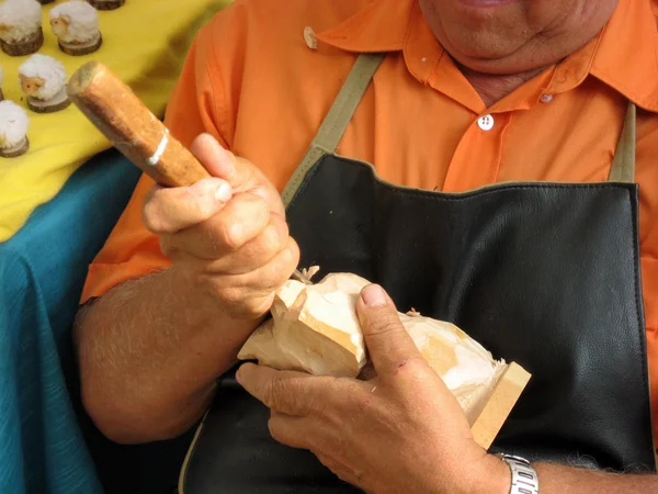 Trabajos artesanales italianos grabando un trozo de madera — Foto de Stock