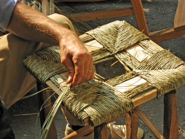 Italienska hantverkare verk fyllda stolen — Stockfoto