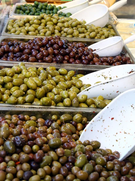 Bandejas cheias de deliciosas azeitonas verdes mediterrânicas — Fotografia de Stock