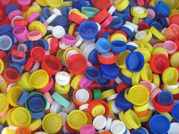 Barevné plastové krytky připravena k recyklaci — Stock fotografie
