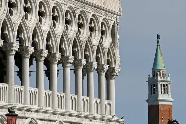 Venedik tarihi bir bina ile bedeni arka planda bir çan kulesi — Stok fotoğraf