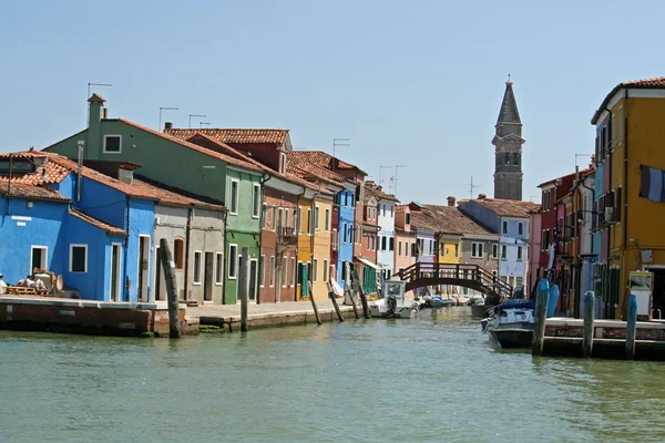 Casa colorida nas margens do canal na ilha de Burano, perto de Veneza — Fotografia de Stock