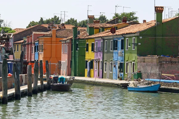 在威尼斯附近的布拉诺岛运河的银行的彩色的房子 — 图库照片