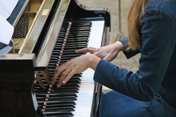 Нежные руки нежно играют мелодию на пианино — стоковое фото