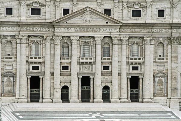 Toegang tot de kerk van st. peter in het Vaticaan in rome — Stockfoto