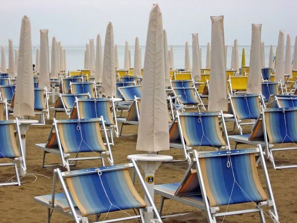 Umbrellas closed in the beach — Stock Photo, Image
